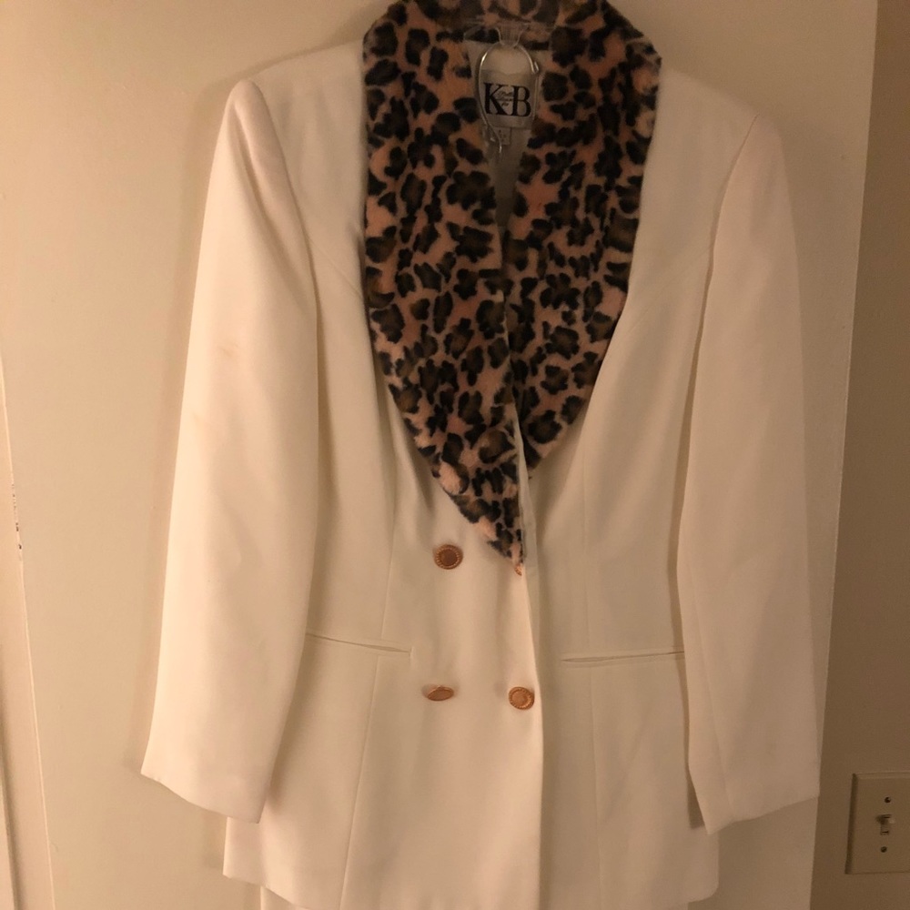 Stella Louise for KB Cream suit w. Leopard Collar